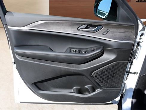 New 2025 Jeep Grand Cherokee Limited image 10