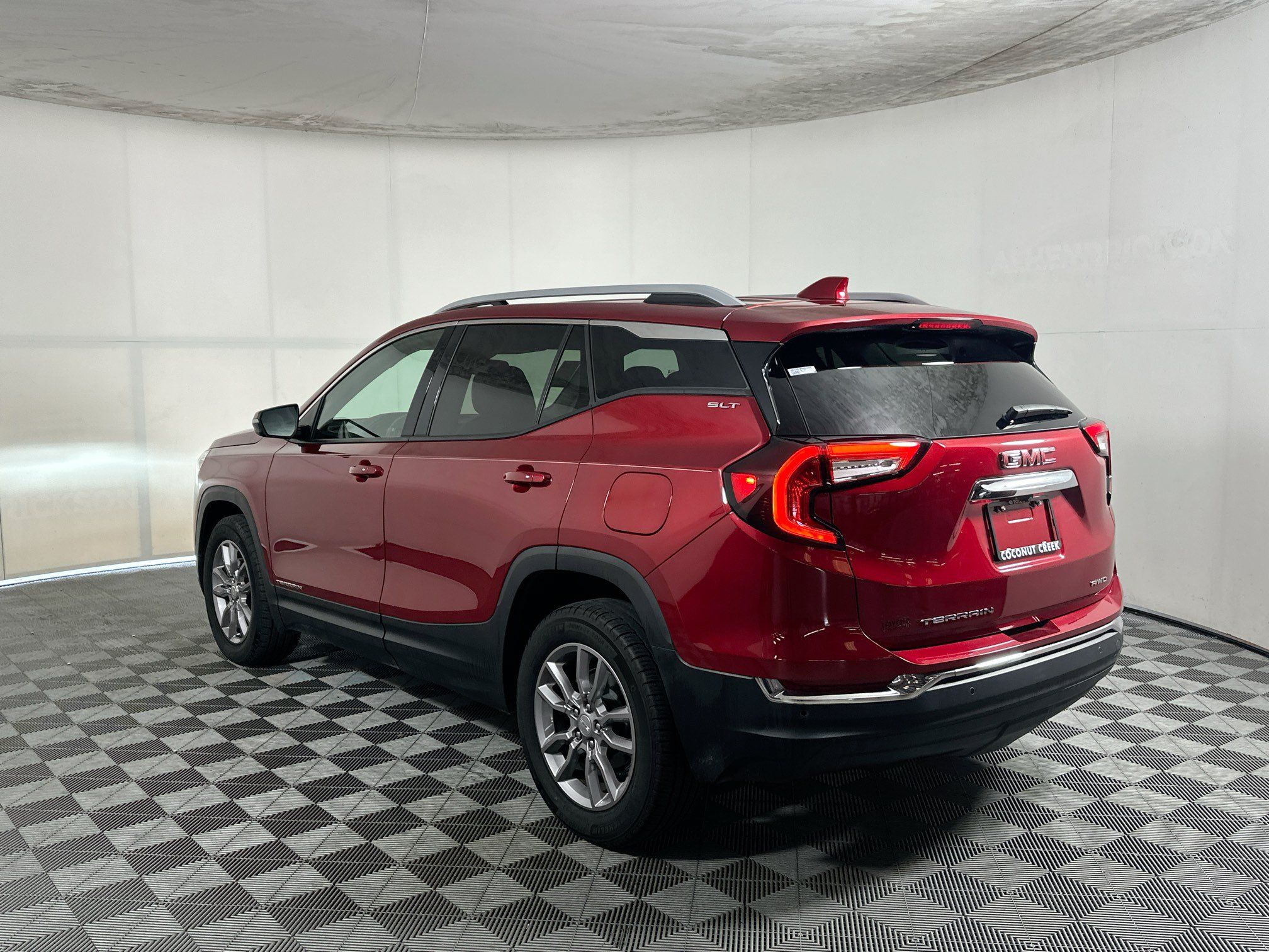 Used 2024 GMC Terrain SLT AWD/4WD image 5