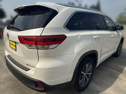 Used 2018 Toyota Highlander XLE AWD/4WD image 8