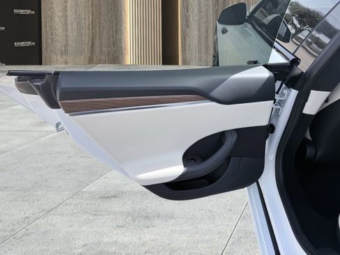 Used 2025 Tesla Model S image 31
