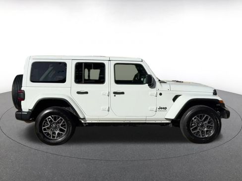 Used 2025 Jeep Wrangler Unlimited Sahara AWD/4WD image 15