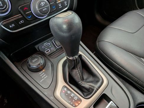 Used 2016 Jeep Cherokee Limited image 16