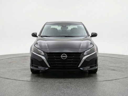 Used 2025 Nissan Altima 2.5 SV FWD image 2