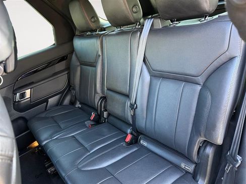 Used 2020 Land Rover Discovery SE image 15
