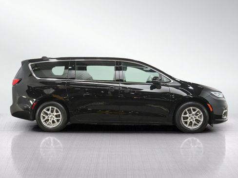 Used 2025 Chrysler Pacifica Select FWD image 6