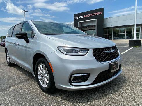 Used 2024 Chrysler Pacifica Touring-L FWD image 2