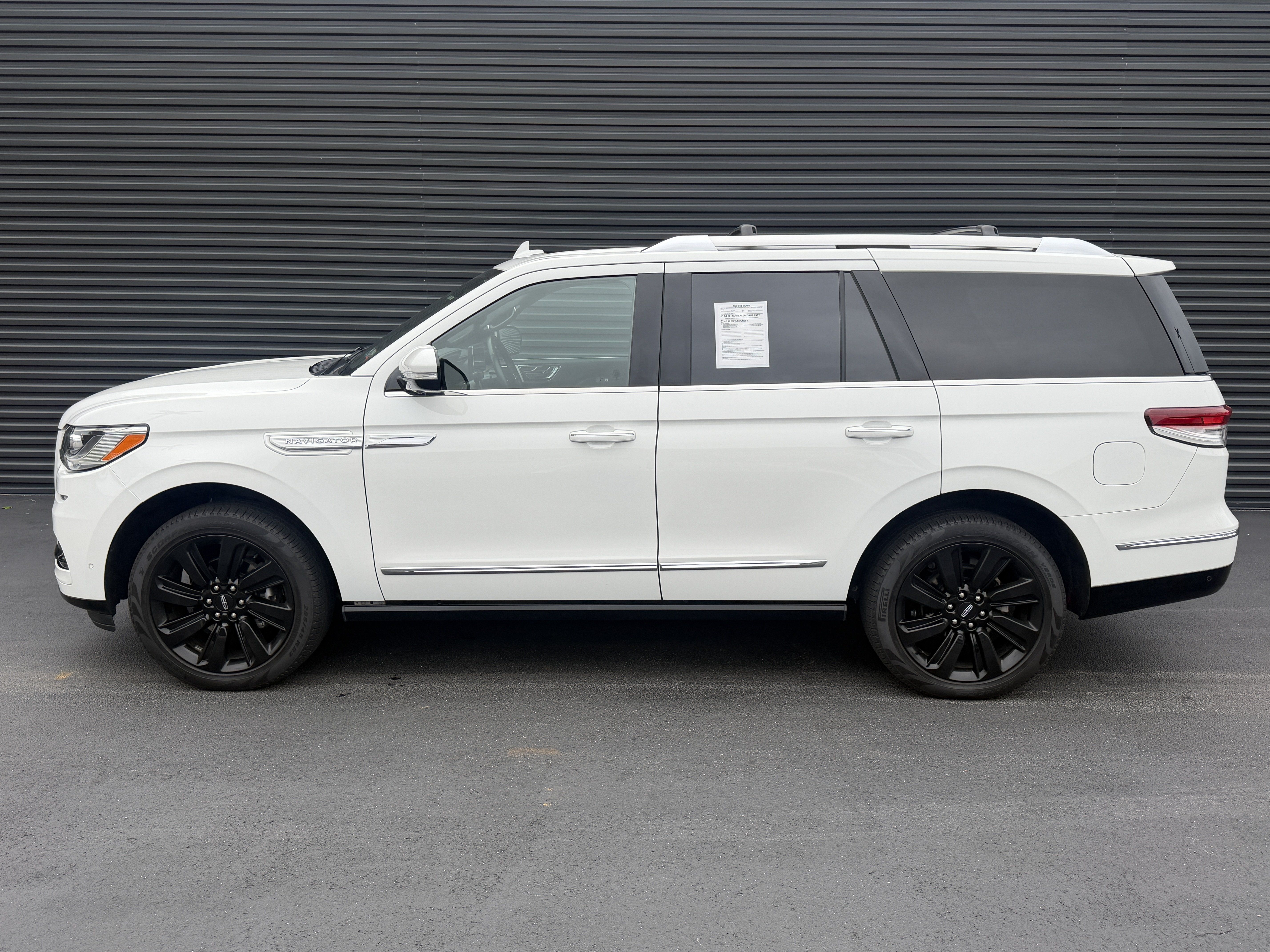 Used 2022 Lincoln Navigator Reserve AWD/4WD image 2
