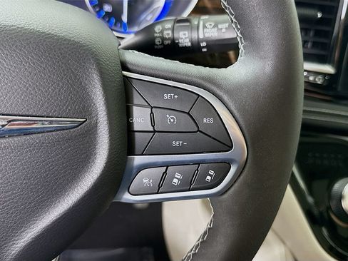 Used 2023 Chrysler Pacifica Limited AWD/4WD image 23
