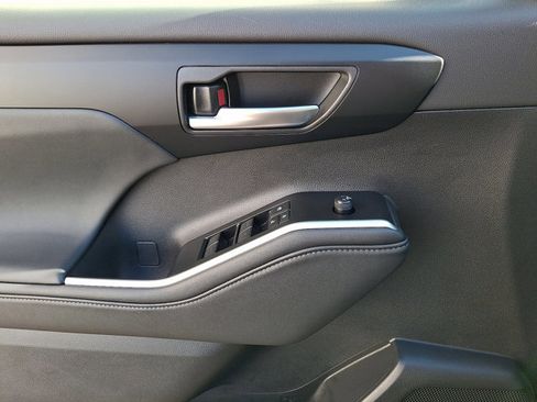 Used 2025 Toyota Highlander XLE image 12