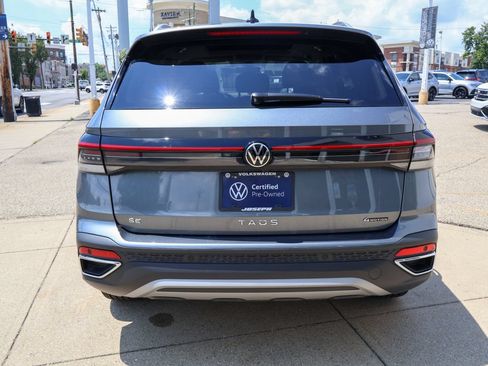 Used 2025 Volkswagen Taos SE w/ Panoramic Sunroof Package AWD/4WD image 4