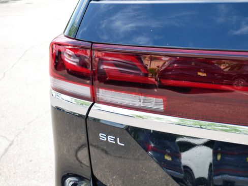 Certified 2025 Volkswagen Atlas SEL Premium R-Line AWD/4WD image 17