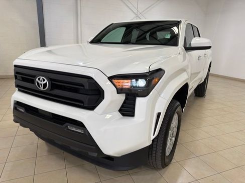 Used 2025 Toyota Tacoma SR5 AWD/4WD image 2