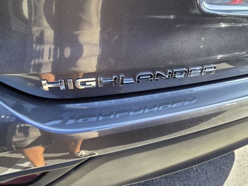 Used 2025 Toyota Highlander XLE FWD image 7