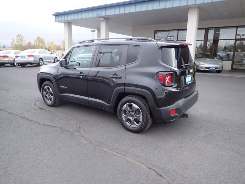 Used 2016 Jeep Renegade Latitude FWD image 3