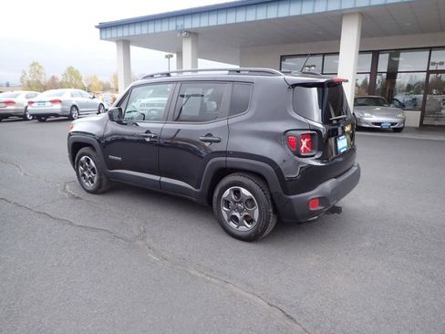Used 2016 Jeep Renegade Latitude FWD image 3