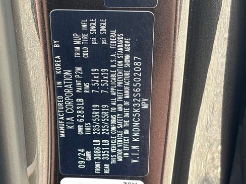 Certified 2025 Kia Carnival EX FWD image 22