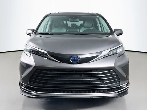 Used 2024 Toyota Sienna XLE FWD image 2