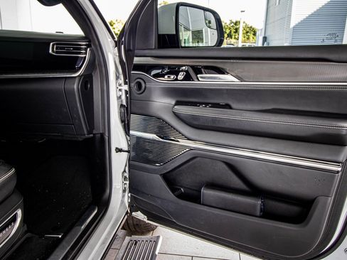 Used 2022 Jeep Grand Wagoneer Series II image 37