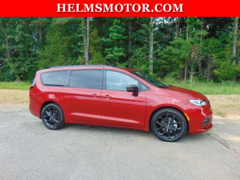Certified 2025 Chrysler Pacifica Limited FWD image 12