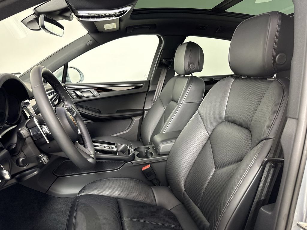 Certified 2026 Porsche Macan AWD/4WD image 5