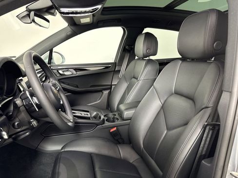 Certified 2026 Porsche Macan AWD/4WD image 5