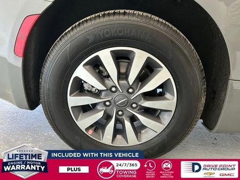 Used 2024 Chrysler Pacifica Limited FWD image 13