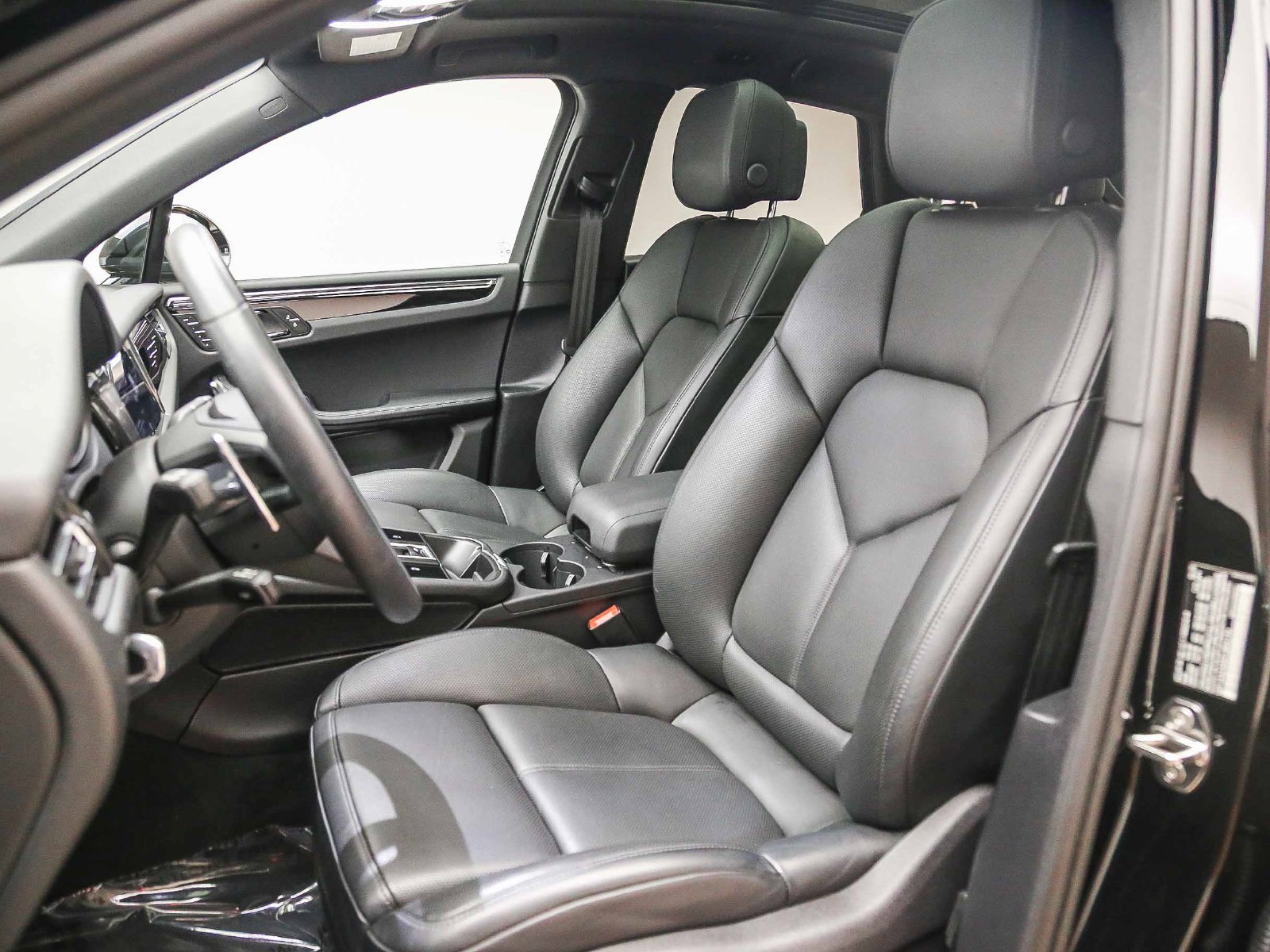 Certified 2026 Porsche Macan AWD/4WD image 10