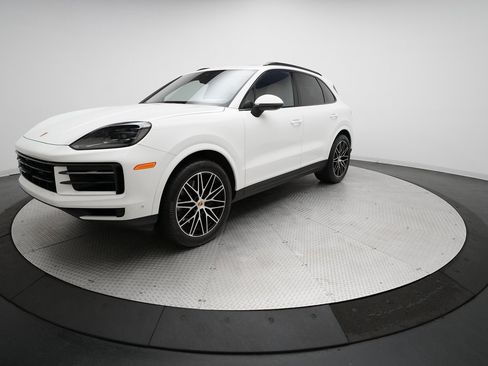 Used 2024 Porsche Cayenne image 1
