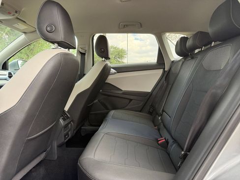 Used 2025 Volkswagen Taos SE FWD image 25
