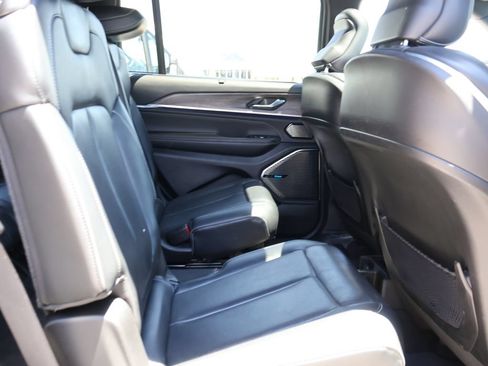 Used 2022 Jeep Grand Cherokee L Overland w/ Luxury Tech Group IV AWD/4WD image 12