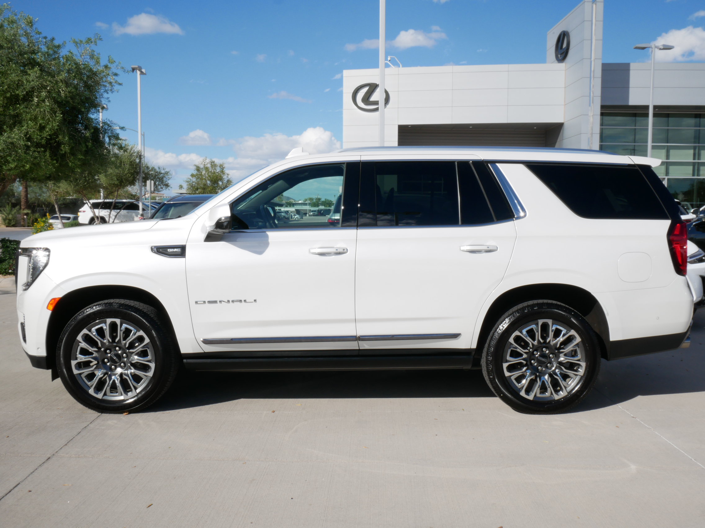 Used 2023 GMC Yukon Denali Ultimate AWD/4WD image 3