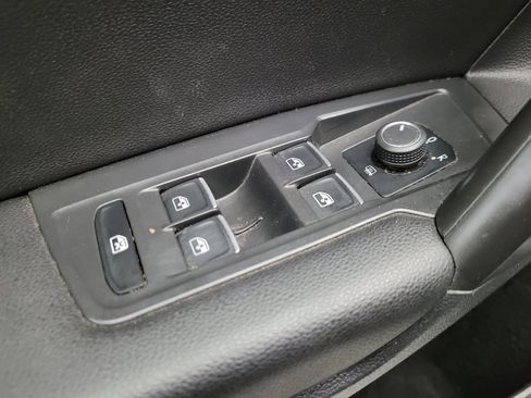 Used 2021 Volkswagen Tiguan SE image 27