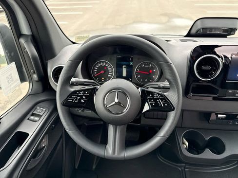 Used 2025 Mercedes-Benz Sprinter 2500 image 18