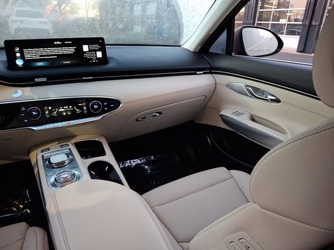 Certified 2023 Genesis GV70 2.5T w/ Select Package image 16