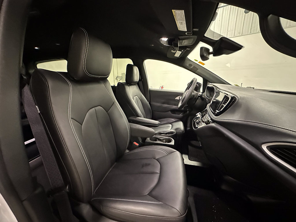 Used 2025 Chrysler Pacifica Select FWD image 19