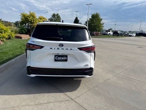 Used 2021 Toyota Sienna XSE FWD image 5
