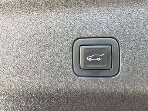 Used 2024 Chevrolet Suburban LT RWD image 18