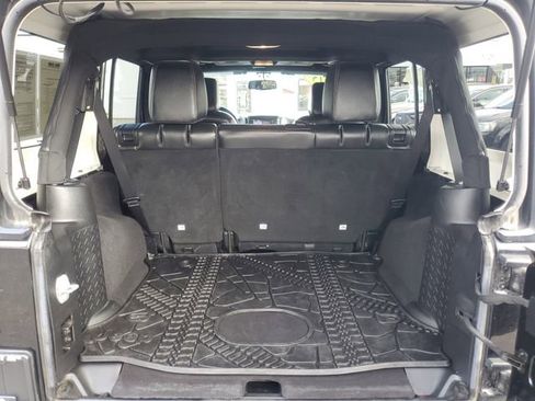 Used 2015 Jeep Wrangler Unlimited Rubicon w/ Connectivity Group image 11