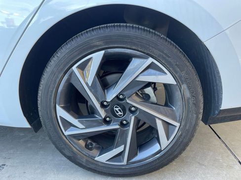 Used 2025 Hyundai Elantra Limited image 32