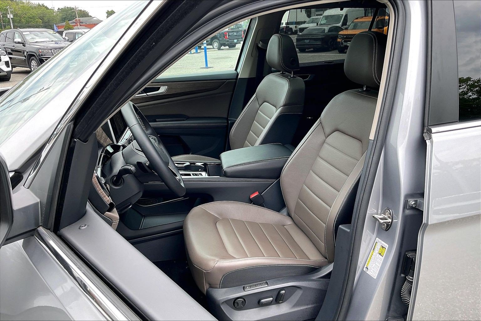Used 2025 Volkswagen Atlas SEL AWD/4WD image 25