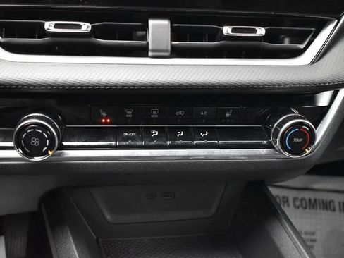 Used 2025 Chevrolet Equinox LT FWD image 33