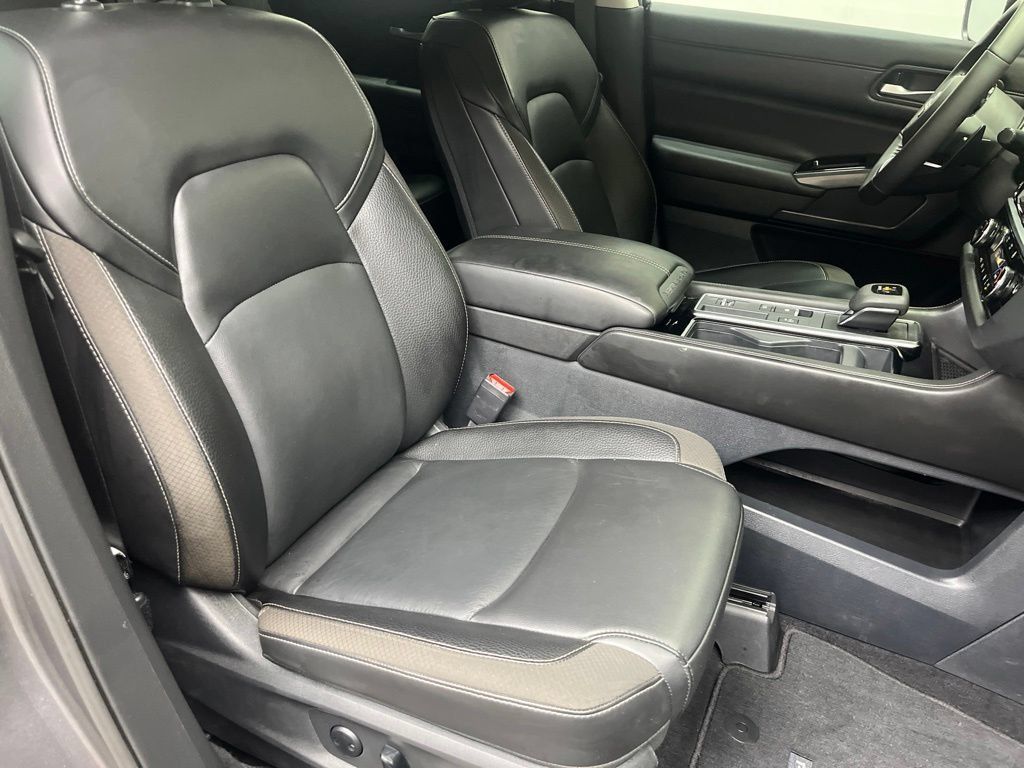 Used 2025 Nissan Pathfinder SL FWD image 24