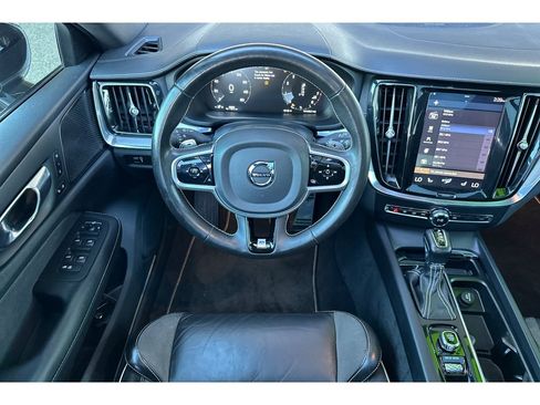 Used 2020 Volvo V60 T6 R-Design image 16