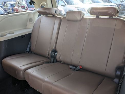 Used 2017 Toyota Sienna Limited Premium image 35