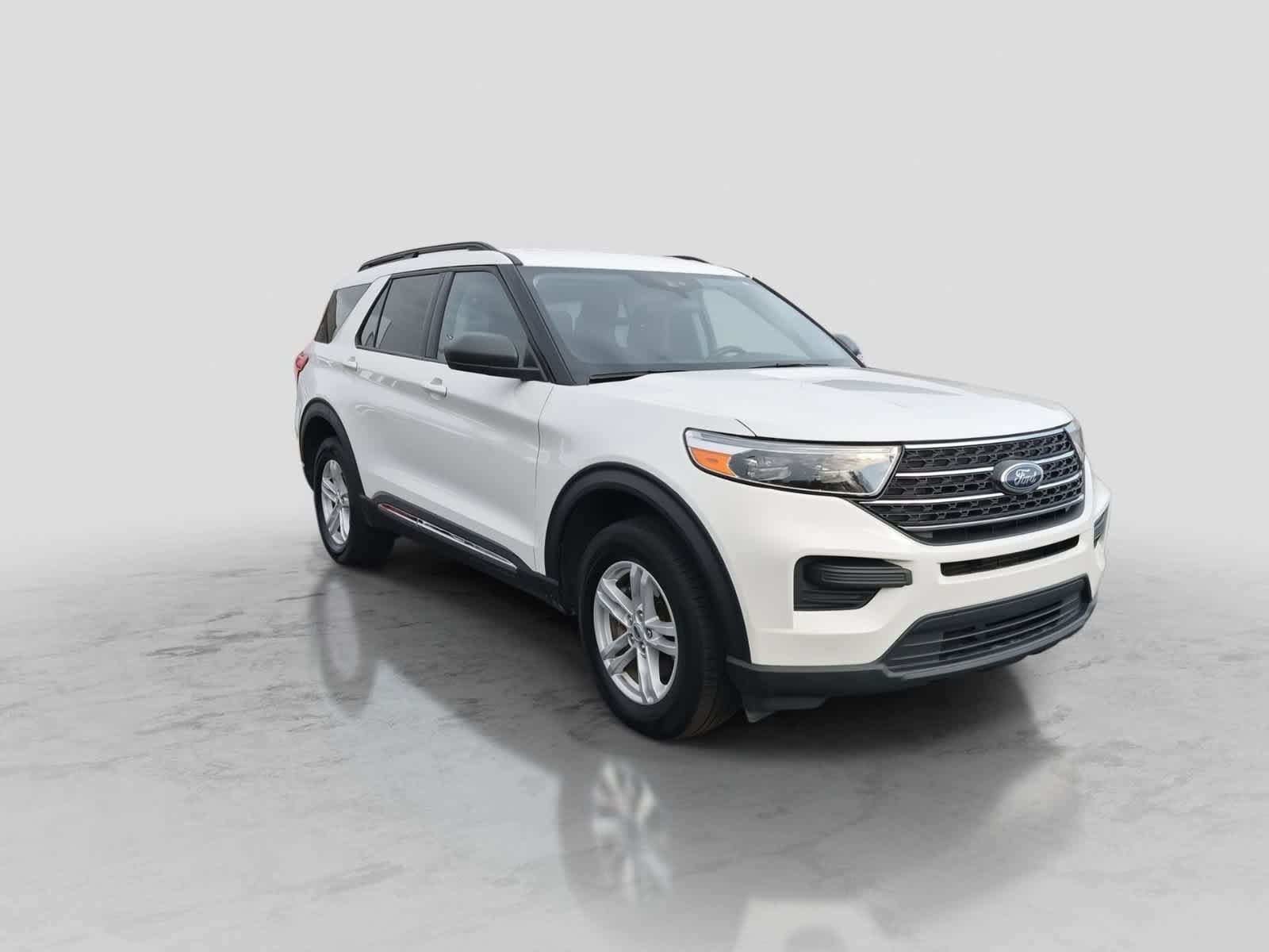 Used 2023 Ford Explorer XLT AWD/4WD image 2