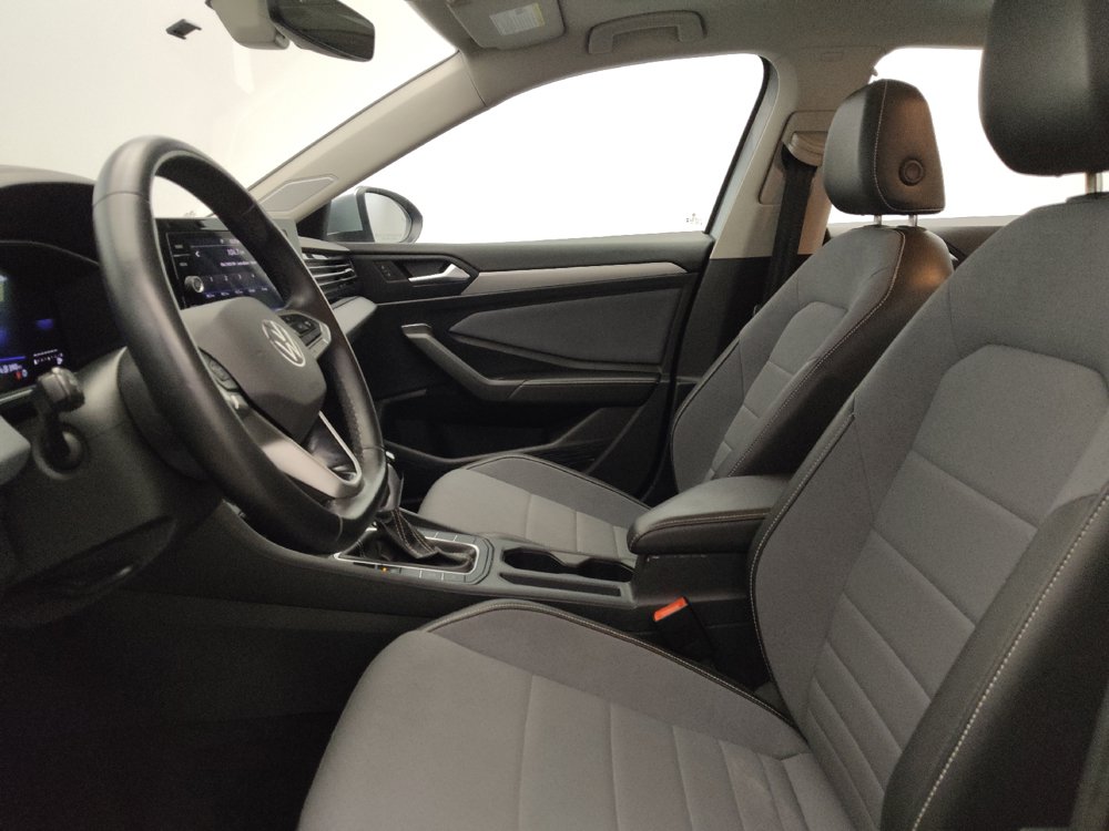 Used 2025 Volkswagen Jetta SE FWD image 17
