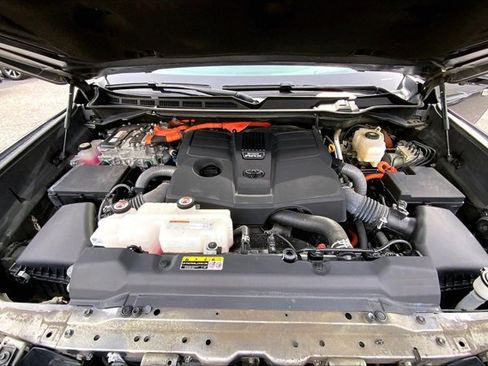 Used 2024 Toyota Sequoia Capstone AWD/4WD image 9