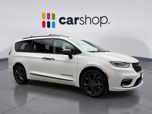 Used 2024 Chrysler Pacifica Touring-L w/ Road Tripper Package image 7