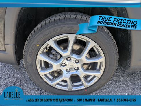 Used 2022 Jeep Compass Latitude w/ Sun and Sound Group AWD/4WD image 11
