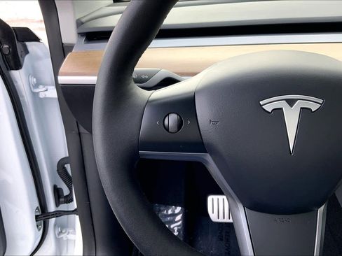 Used 2023 Tesla Model Y Performance image 22